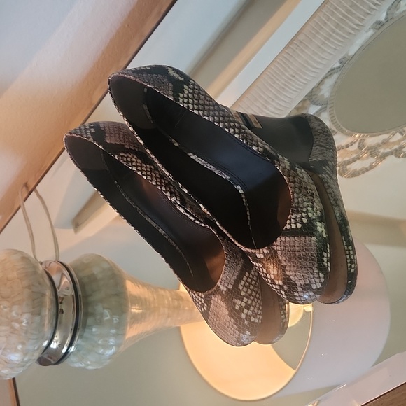 Tory Burch Astoria Leather Snakeskin Print Wedges. - Picture 7 of 11